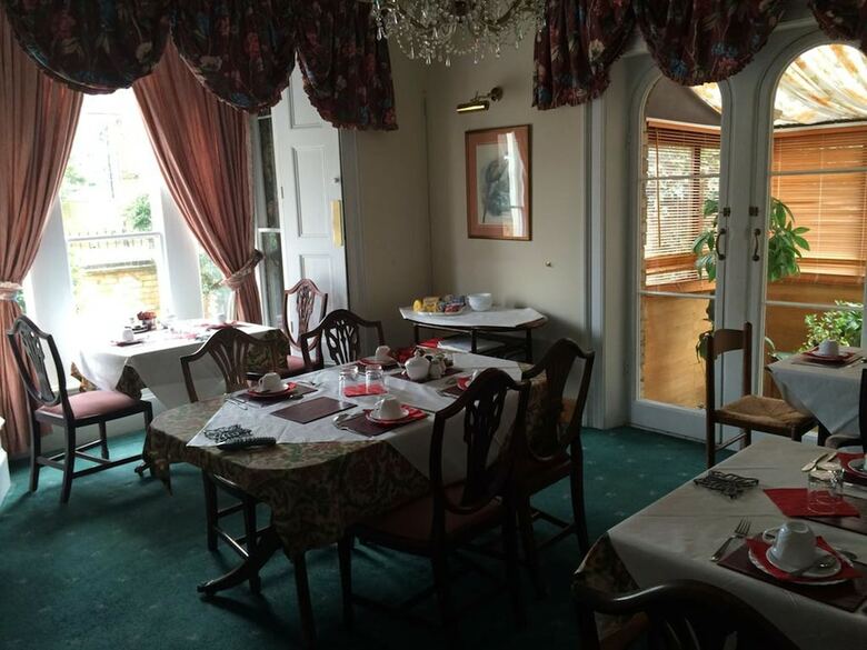 Hostal Charlotte House Hotel