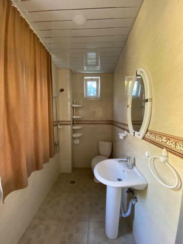 Hostal Chakvi View Guest House