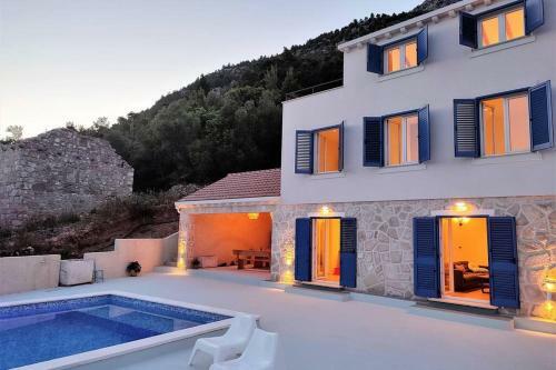Villa Korta - Spacious House With Pool