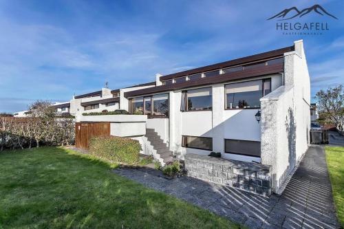 Villa Modern And Spacious House In Seltjarnarnes.