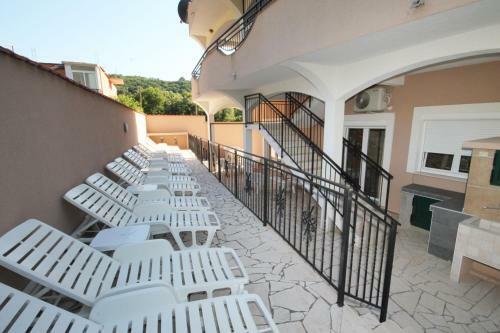 Tomi? Apartmani Sa Bazenom