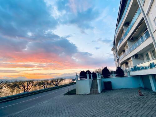 Aqua Blue Lakeview Apartment