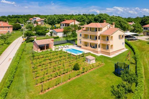 Villa Green Holiday