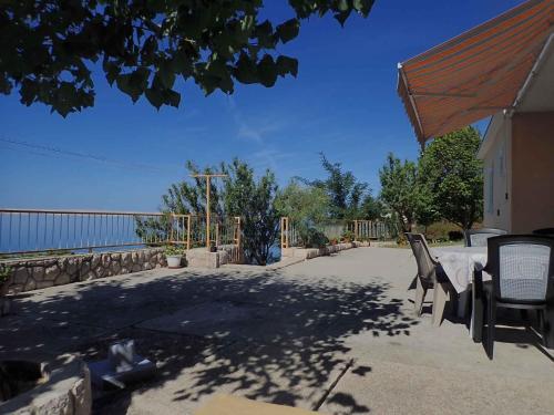 Apartment In Baric Draga 38614