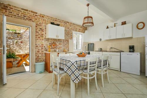 Hostal Mediterranean Holiday House & Apartments