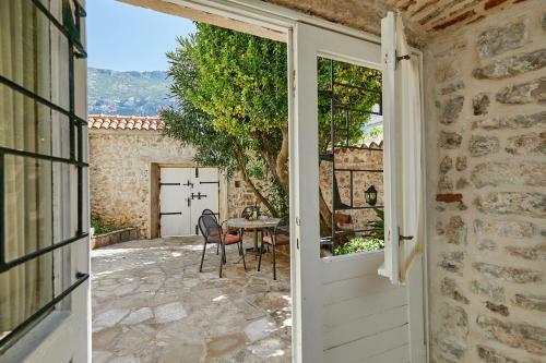 Hostal Mediterranean Holiday House & Apartments