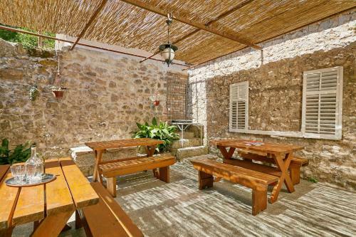 Hostal Mediterranean Holiday House & Apartments
