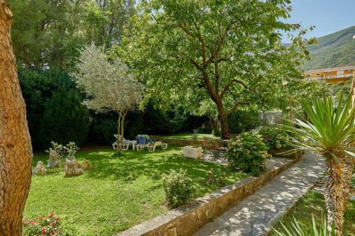 Hostal Mediterranean Holiday House & Apartments