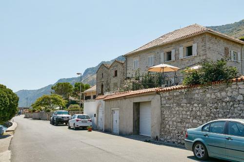 Hostal Mediterranean Holiday House & Apartments