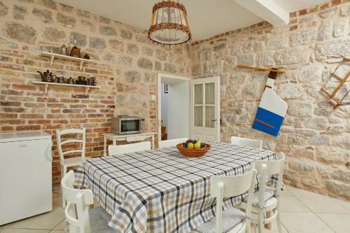 Hostal Mediterranean Holiday House & Apartments