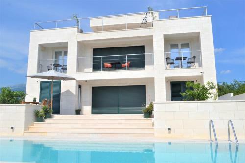 Villa -3 Apartments With A Pool