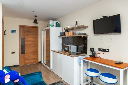 Stylish Studio Apartment With Balcony