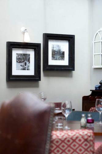 Hostal The Three Crowns