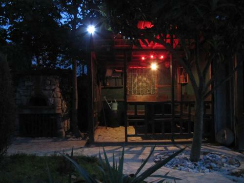 Hostal The House Apartments & Guest Rooms