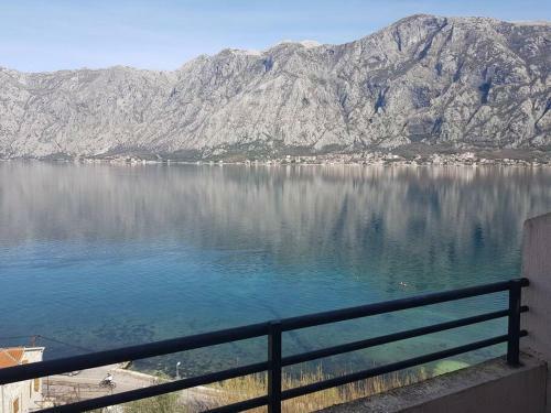 Two Bedroom Apartment With Pool At Pr?anj - Kotor