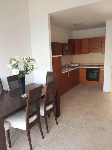 Two Bedroom Apartment With Pool At Pr?anj - Kotor