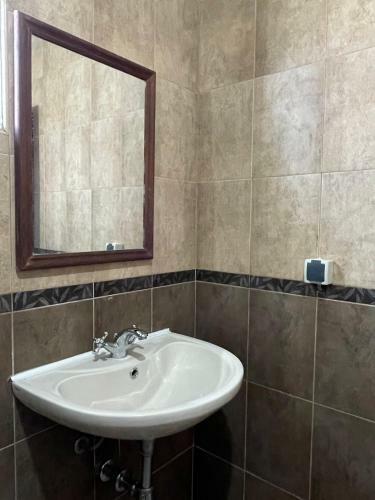 Entire Spacious Apartment With Free Parking