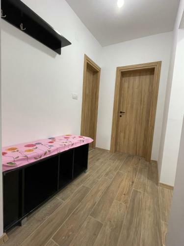Entire Spacious Apartment With Free Parking