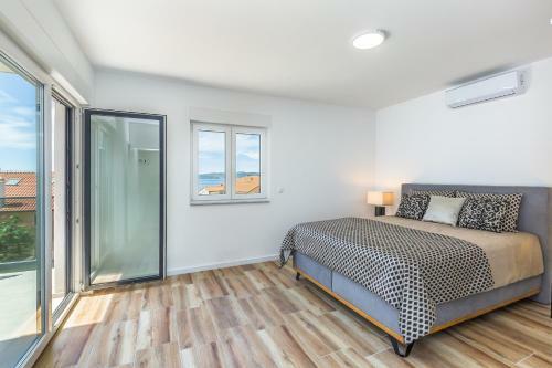 Luxury 2 Bedroom Apartment With Sea View