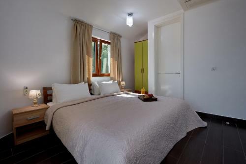 Boka Mia - Apartments With Pool, First Line
