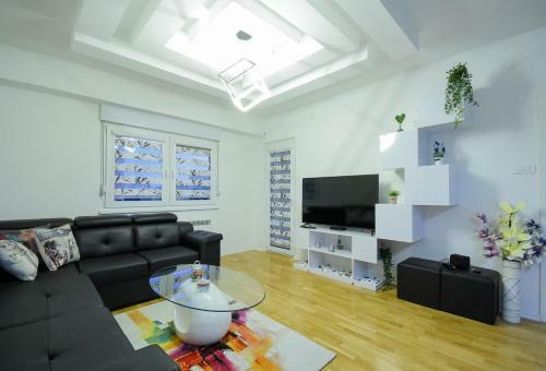 New Luxury "cube" Apartment