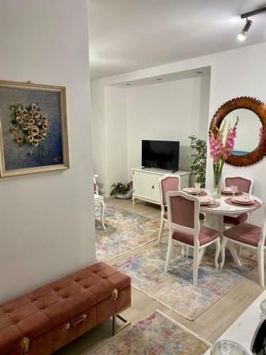 Crystal Rose - Center Apartment