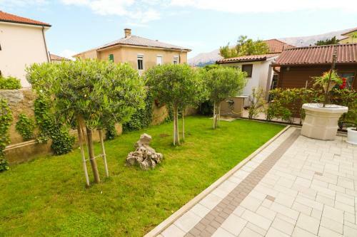 Apartments Lorena With Beautiful Garden