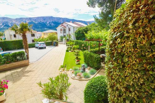 Apartments Lorena With Beautiful Garden