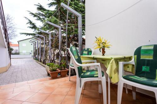Hostal Rooms & Studio Apartment Mira