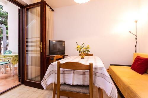 Hostal Rooms & Studio Apartment Mira