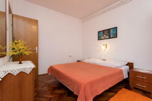 Hostal Rooms & Studio Apartment Mira