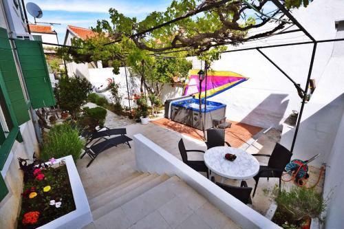Apartment In Betina 37149