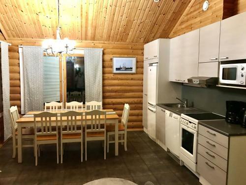 Petajalinna. The Lake House.