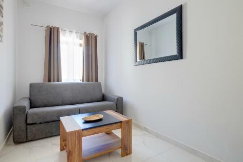 Idyllic Apartment Steps From The Promenade