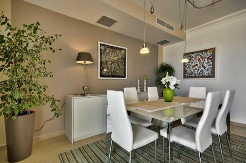 Luxury Apartment With Pool And Terrace, Top Location