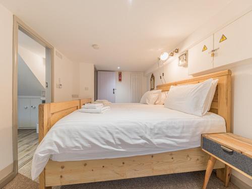Pass The Keys Compact 2 Bed, 2 Bath With Amazing Views & Parking