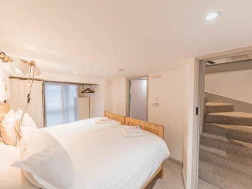 Pass The Keys Compact 2 Bed, 2 Bath With Amazing Views & Parking