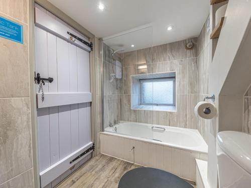 Pass The Keys Compact 2 Bed, 2 Bath With Amazing Views & Parking