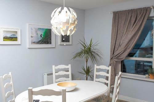 Beautiful And Spacious 2 Bedroom Apartment With Stunning Beach Views