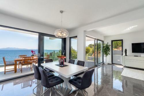 Villa White House