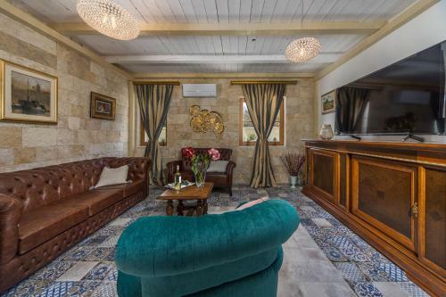 Villa Perina Biograd, Something Completely Different