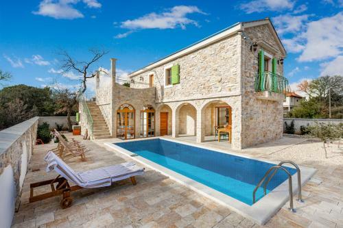 Villa Perina Biograd, Something Completely Different