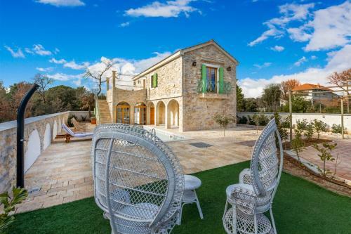 Villa Perina Biograd, Something Completely Different