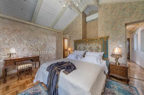 Villa Perina Biograd, Something Completely Different