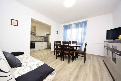 Apartment In Biograd Na Moru 8040