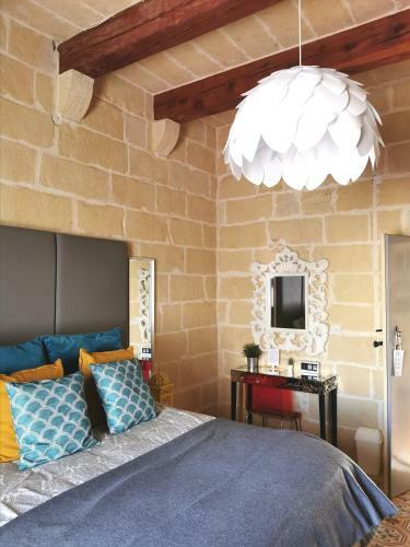 Boutique Style Farmhouse + Sunny Pool + Terraces