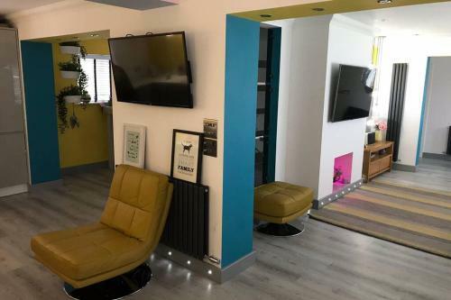 **hot Tub**eye Catching And Trendy**pet Friendly**