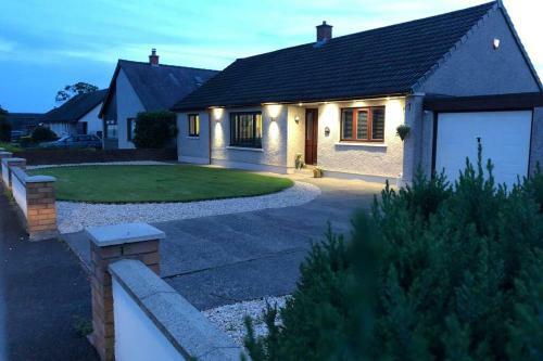 **hot Tub**eye Catching And Trendy**pet Friendly**