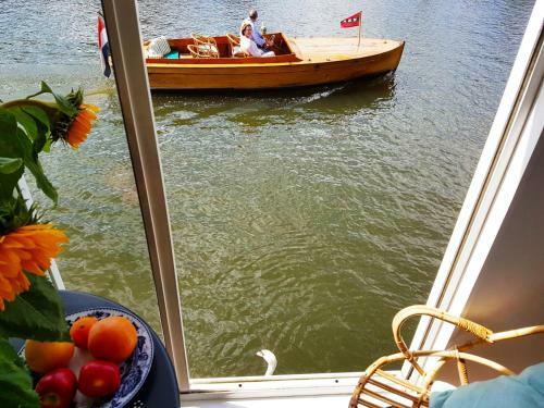 Houseboat Concordia B&B