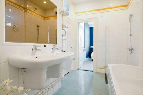 2 Bedroom 2 Bathroom Canal Apartment